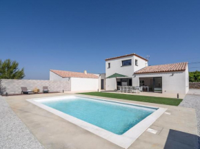 Villa with air conditioning and heated private swimming pool in enclosed garden near Beaufort